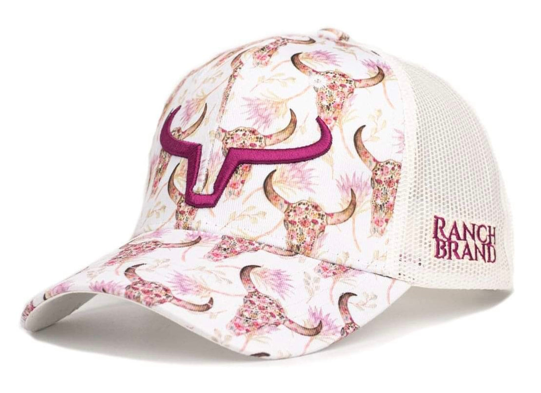 Casquette de camionneur western, de couleur blanche et motif crane de boeuf. Avec logo Ranch Brand rose