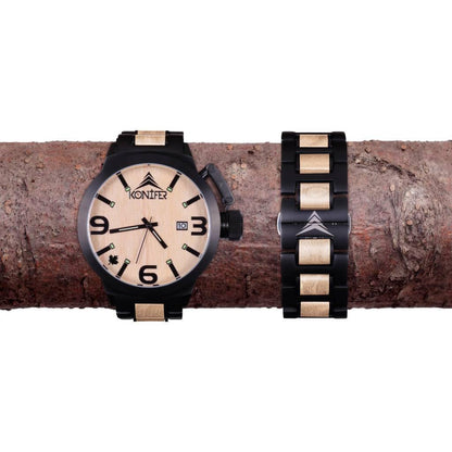 Montre en  metal noir mat et bois zebre a cadran rond. Sur portant