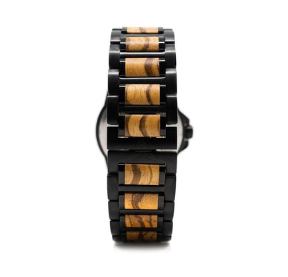 Montre en metal noir et en bois zebre a cadran rond. Vue du bracelet