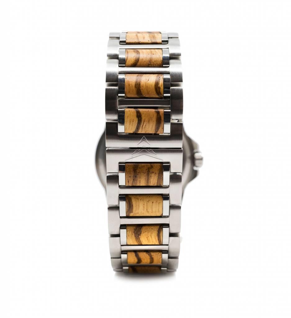 Montre en metal et en bois zebre a cadran rond. Vue du bracelet