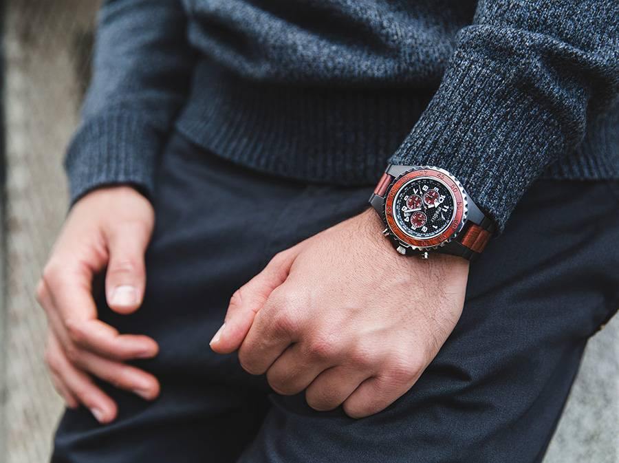 Montre en bois noir et rouge zebre a cadran rond. Porte sur poignet