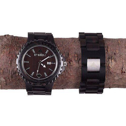 Montre en bois noir a cadran rond. Sur portant