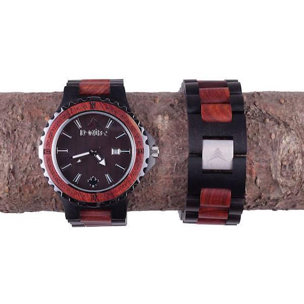 Montre en bois noir et rouge zebre a cadran rond. Sur portant